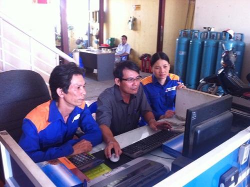 Nhân viên gas Petrolimex tư vấn, hỗ trợ khách hàng