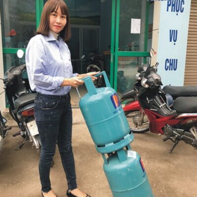Nhân viên vận chuyển gas Petrolimex giao tới nhà khách hàng