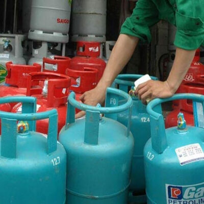 Nhân viên giao gas làm việc nhanh nhẹn, nhiệt tình