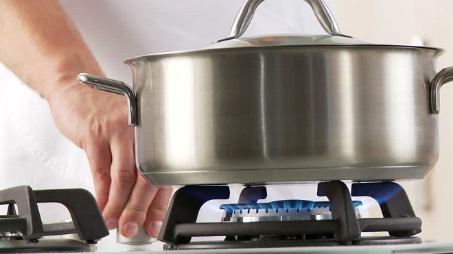 Người dùng cần túc trực bên bếp gas trong suốt quá trình sử dụng