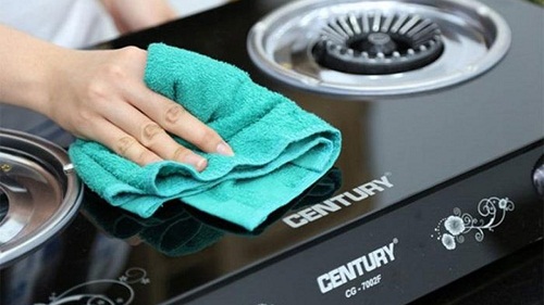 Lau chùi bếp sạch sẽ trước khi thanh lý