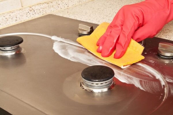 Vệ sinh bếp gas công nghiệp bằng chất tẩy rửa dịu nhẹ